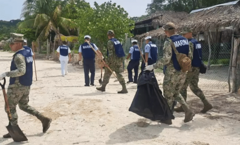 Marina y Ayuntamiento de Seybaplaya limpian 160 kg de basura en la costa de Payucan
